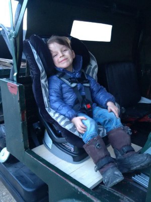 ein glücklicher U411-Cabrio-Beifahrer in seinem IsoFix-Kindersitz