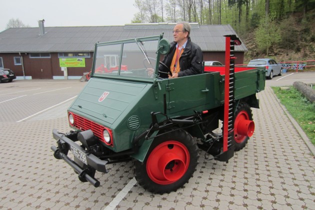 Der Boehringer von 1950 wird von Hans-Jürgen Wischhof in die Museums-Halle gefahren                                          Foto: Carl-Heinz Vogler