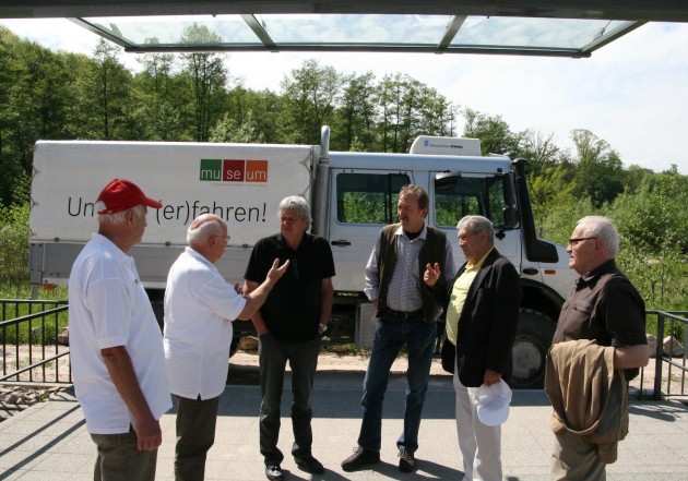 Heinz Fütterer (2. von rechts) mit Freunden und Ehrenamtlichen des Museums nach der Fahrt über den Parcours