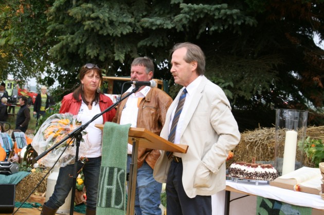 Der Oberbürgermeister von Albstadt, Jürgen Gneveckow, gratuliert Claudia und Gotthilf Roth