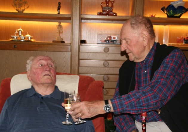 Zwei Unimog-Pioniere: Manfred Florus (rechts) gratuliert Willi Seitz zum 90. Geburtstag