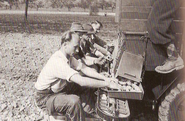 Willi Seitz bei Prospektaufnahmen für das Kartoffellegegerät um 1955