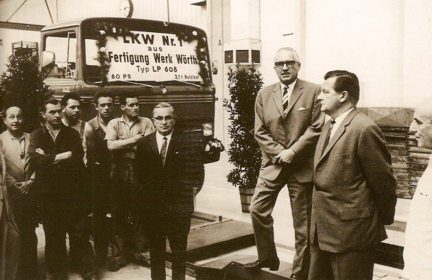 Am 17. Juli 1965 lief bereits der 1. Lkw vom Wörther Band. Von rechts: Karl Kohlbecker (Architekt), Dr. Hans Seifert (kaufm. Leitung), Richard Stahl (techn. Leitung), Karl J. Stöffler (Bürgermeister) - 2. von links: Karl Eberle (Betriebsratsvorsitzender)