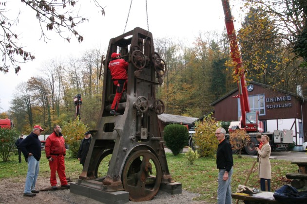 Der Vorsitzende des Museums-Vereins, Stefan Schwaab, strahl, denn das "Ungetüm" steht