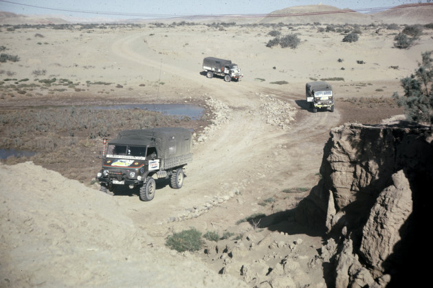 Mehrere Unimog-S während einer Wüstendurchquerung