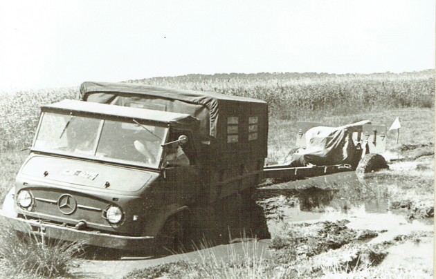 Dieser Unimog-S mit Radstand 2700 mm zieht einen  Anhänger durch den Schlamm