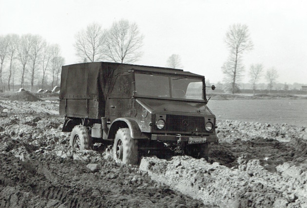 Auch dieser Prototyp - vermutlich für die Belgische Armee - wühlt sich 1954 durch den Schlamm