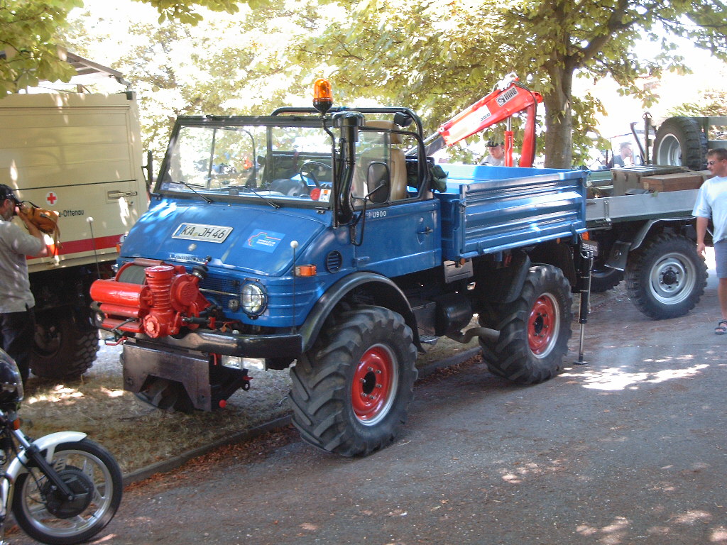 U 406 mit Hiab Heckkran in den Anbaubeschlägen