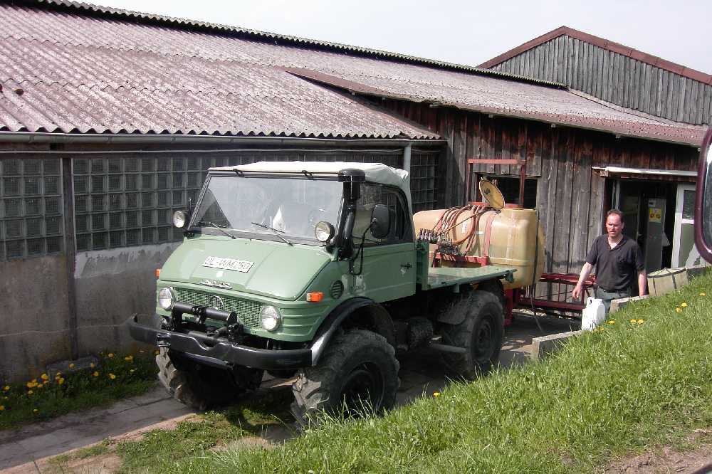 Willis U900 beim spritzen er sagt es gibt nichts als ein Unimog
