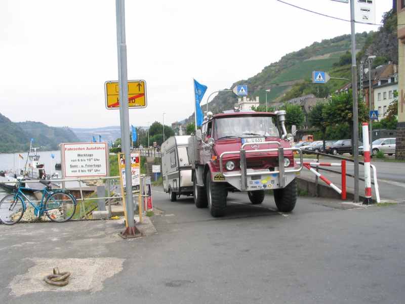 Einer nach dem anderen kommen sie von der Fähre