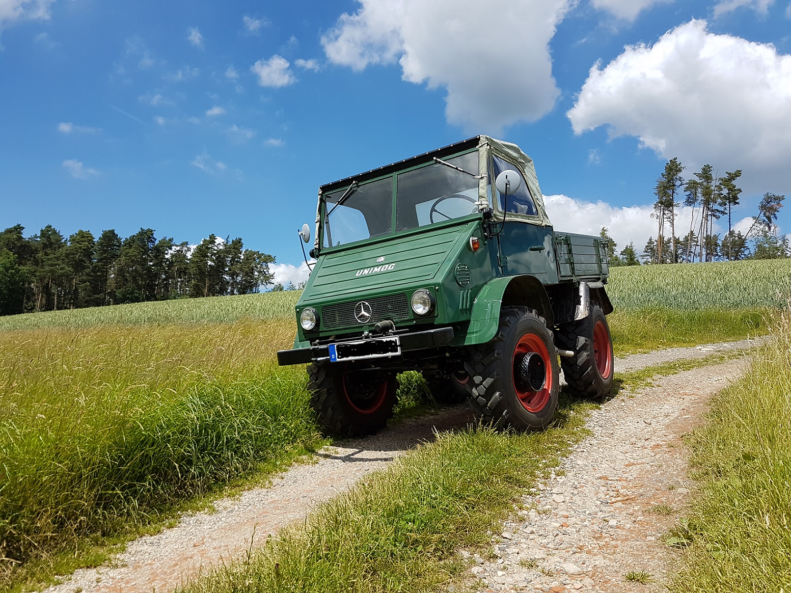 Unimog 411 im Frühling