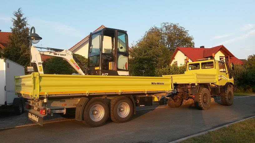 Unimog 427 mit Bagger