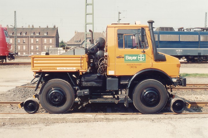 2-Wege-Unimog &quot;DO 6&quot; auf einer Ausstellung