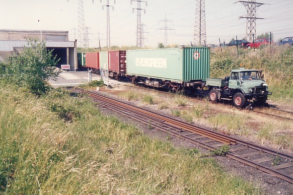 2-Wege-Unimog U406 beim Rangieren von Containertragwagen