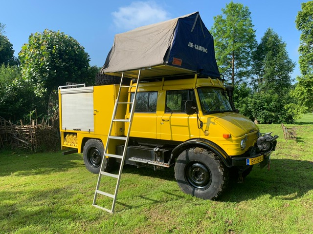 Unimog foto met uitgeklapte tent rechtsvoor met trap 09-07-2021.jpg