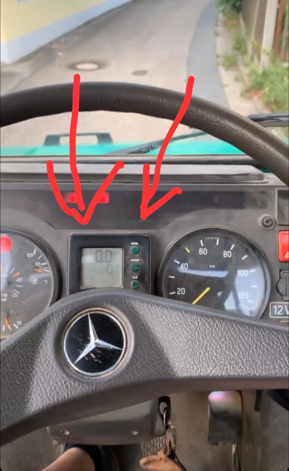 Diese Anzeige macht der Unicomp im Moment, oben Geschwindigkeit und unten Zapfwellendrehzahl.