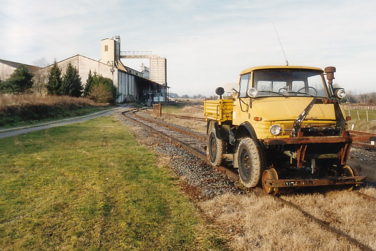 2-Wege-Unimog U406, im Hintergrund die Siloanlagen