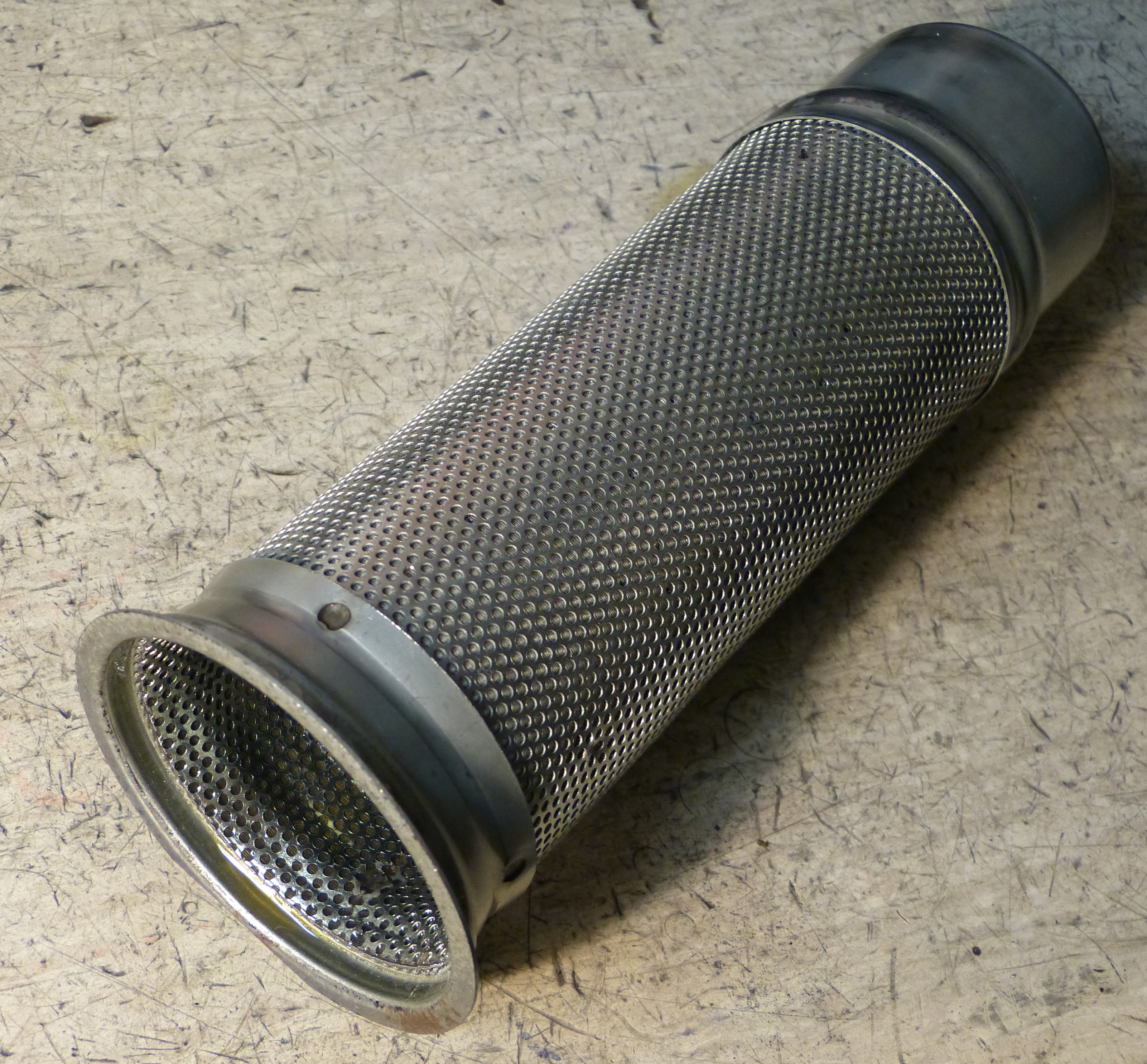 "Fehlkonstruktion" (doppelter Lochblechzylinder)