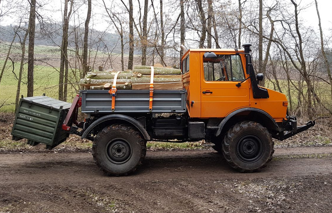 unimog im Wald.jpg