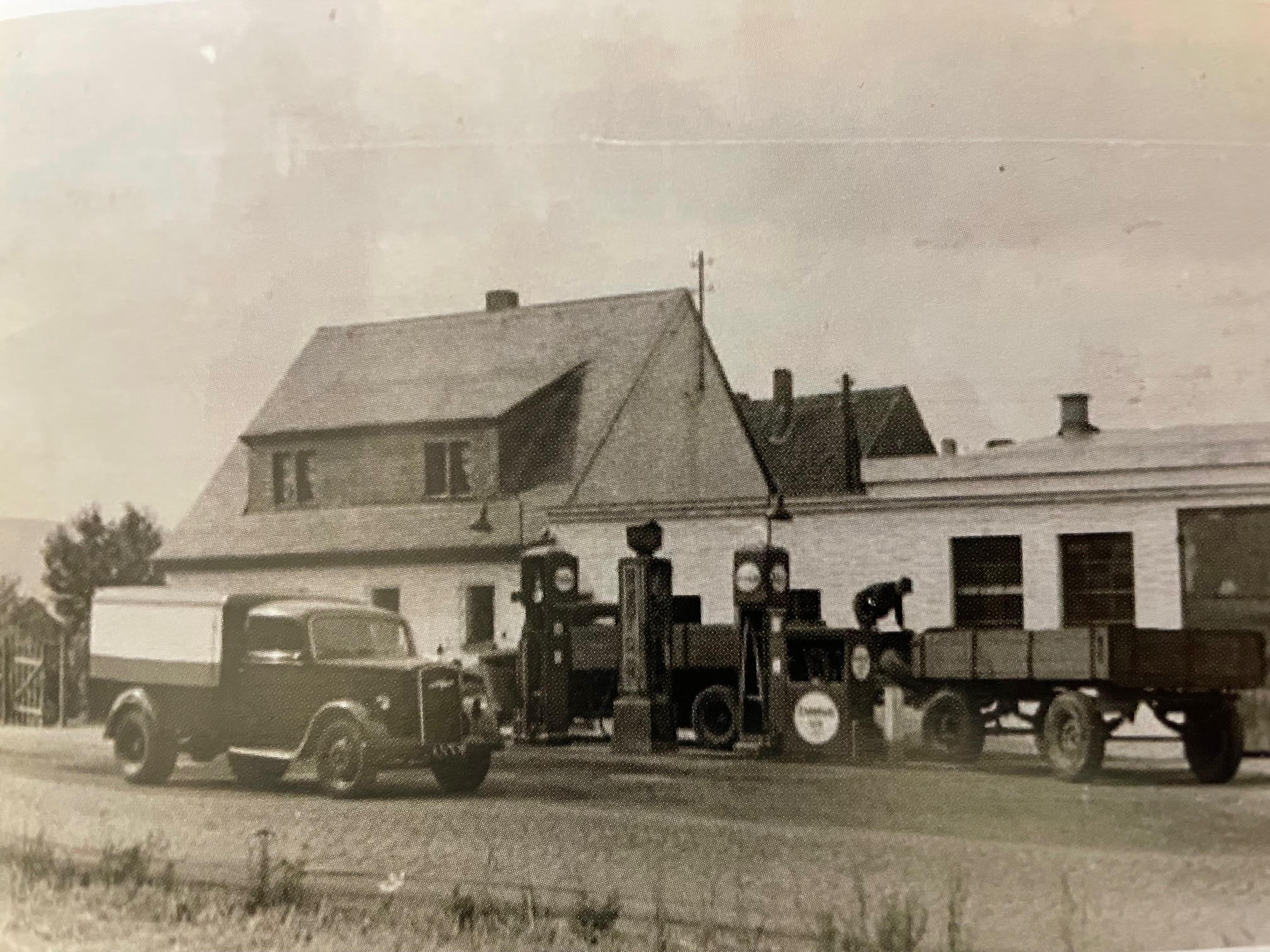 Esso-Tankstelle Rheinbrohl Lambert Kruft mit LKW.jpg