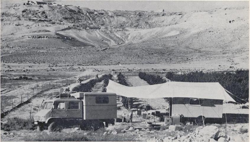 Links steht unser alter Bekannter, rechts unter dem Zelt ist der LaboranhÃ¤nger zu sehen welcher die MessausrÃ¼stung beherbergte. Standort: Versuchsfarm in der NegevwÃ¼ste, in der NÃ¤he von Avdat, Israel, 1968
