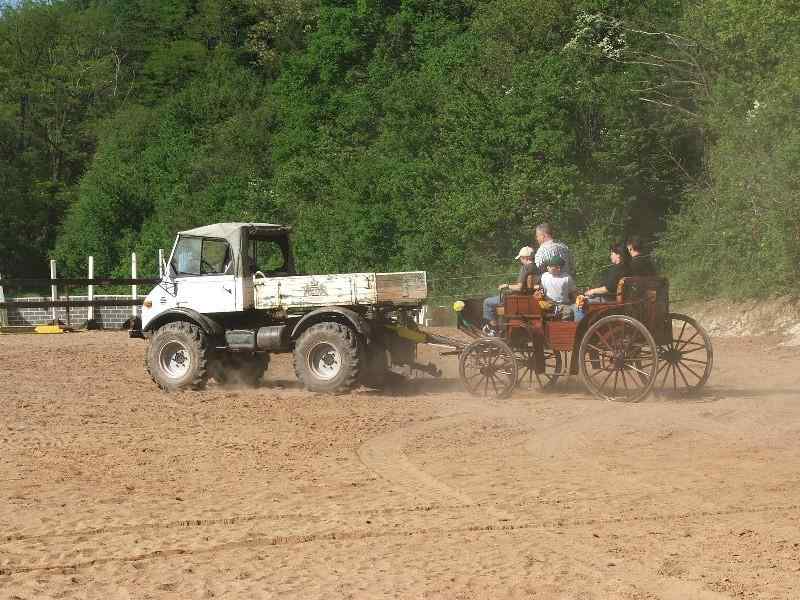 Kutschfahrt mit dem 421er getreu dem Motto der Veranstaltung "Pferde und PferdestÃ¤rken"