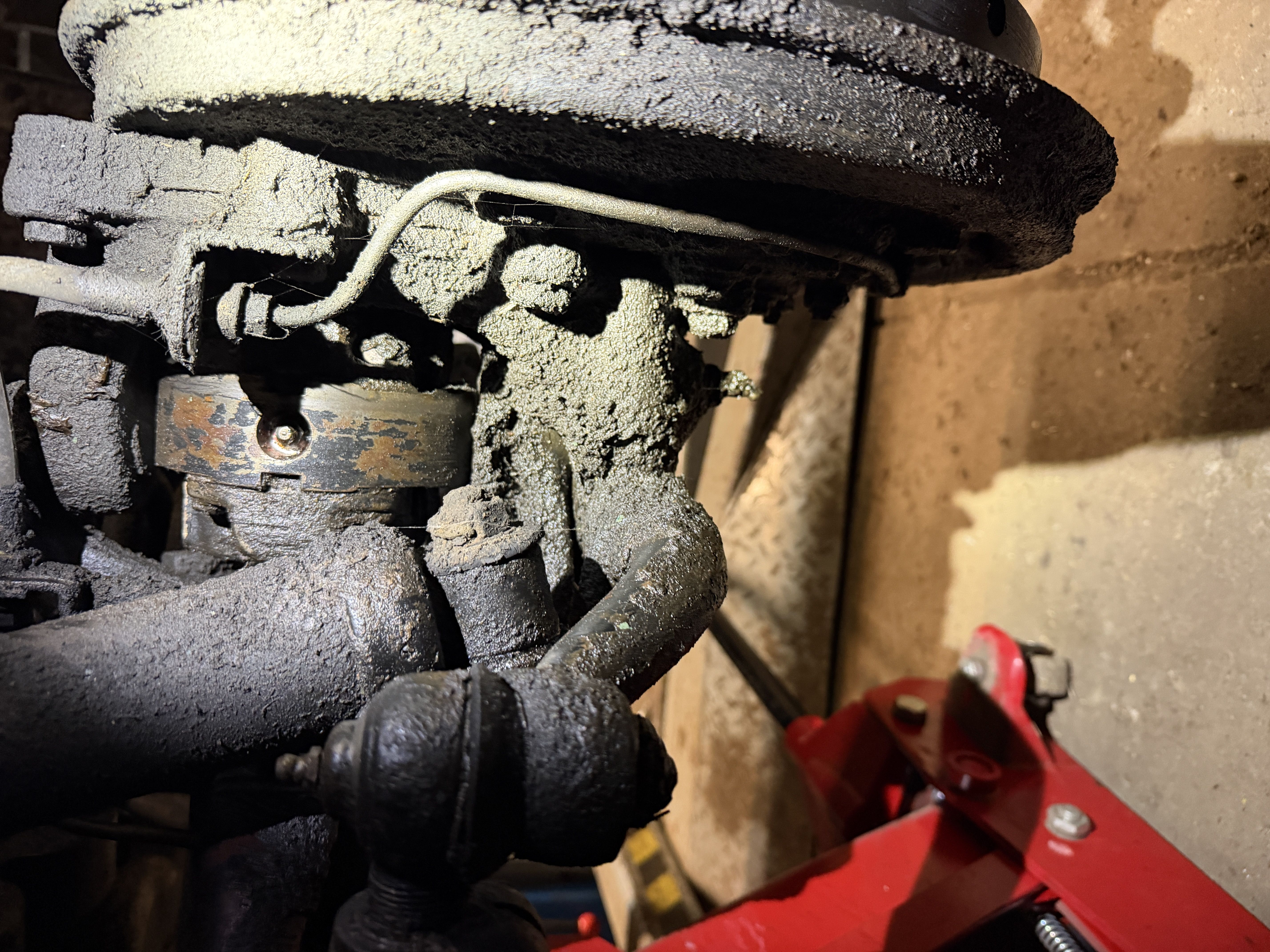 Auch dahinter hängt viel Dreck - wohl auch Öl