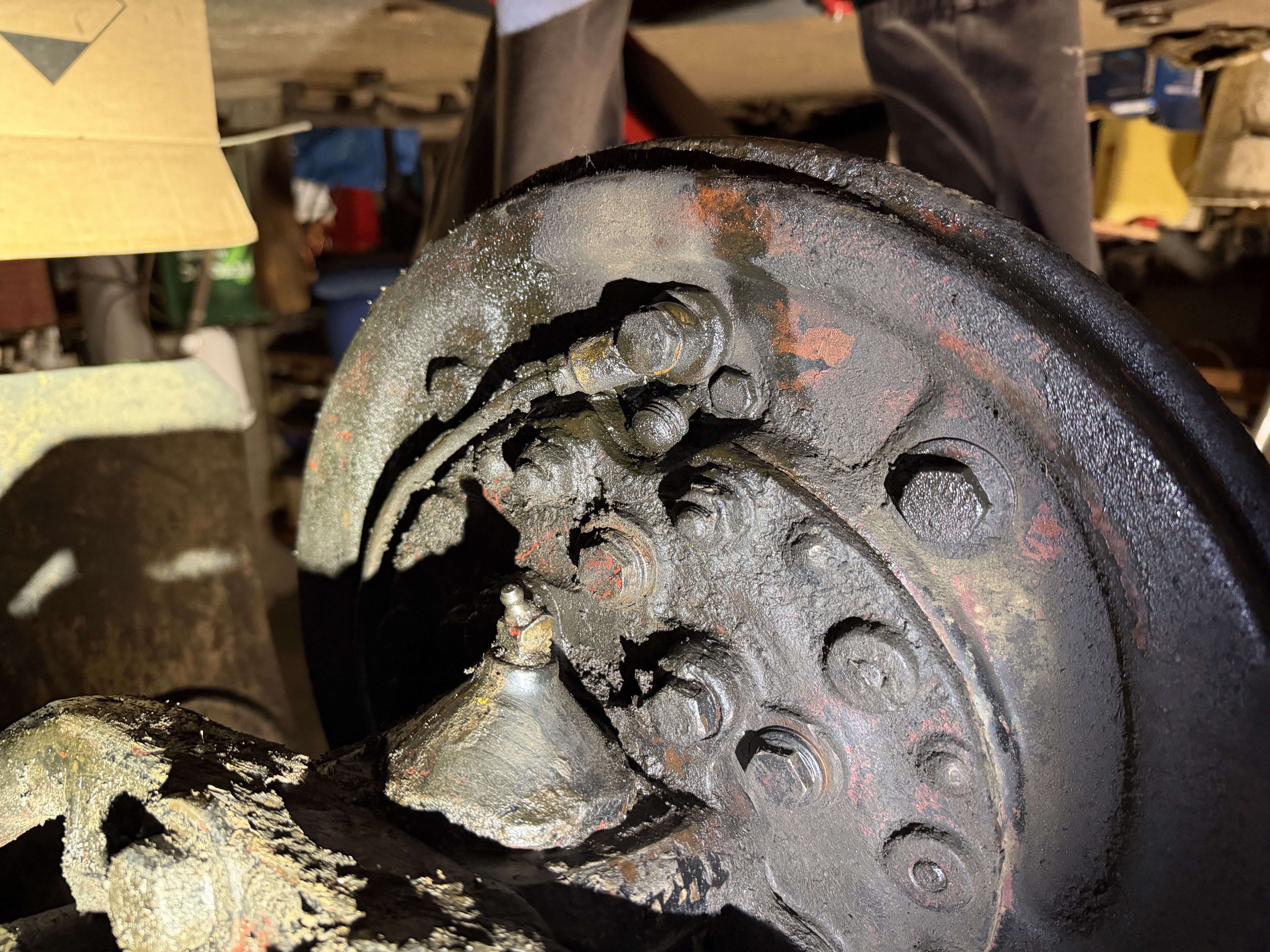 Leider auf dem Kopf. Es wirkt als läuft das Öl zwischen Ankerblech und Vorgelege heraus