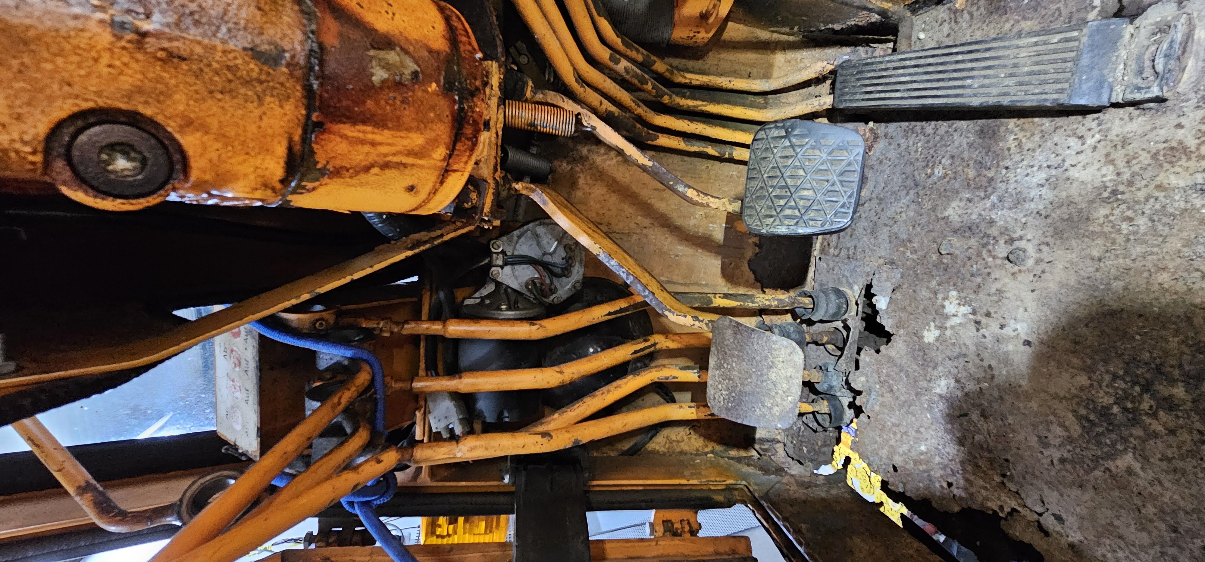 Links, die Steuerhebel sollen in die Mitte