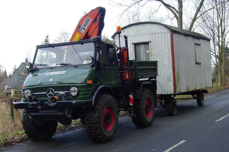 Unimog mit Bauwagen 1.jpg