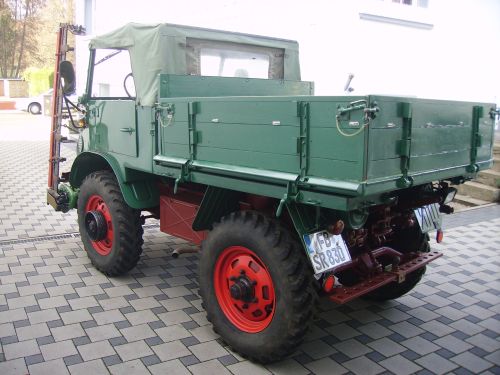 Mein Unimog im Hof.jpg