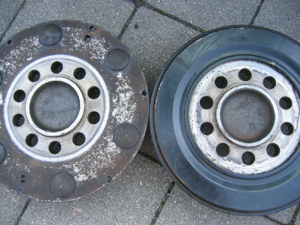 links Radnabe ohne und rechts mit dem Ã–lfangblech