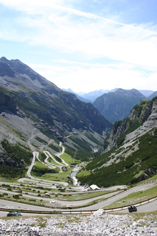 Hier sehen wir die Anfahrt zum Umbrail und Stelvio Pass. (Nach dem Stau am Tunell)