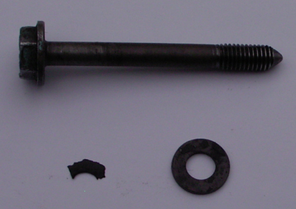 Schraube des StÃ¶ÃŸelkammerdeckels mit Dichtungsrest und Unterlegscheibe