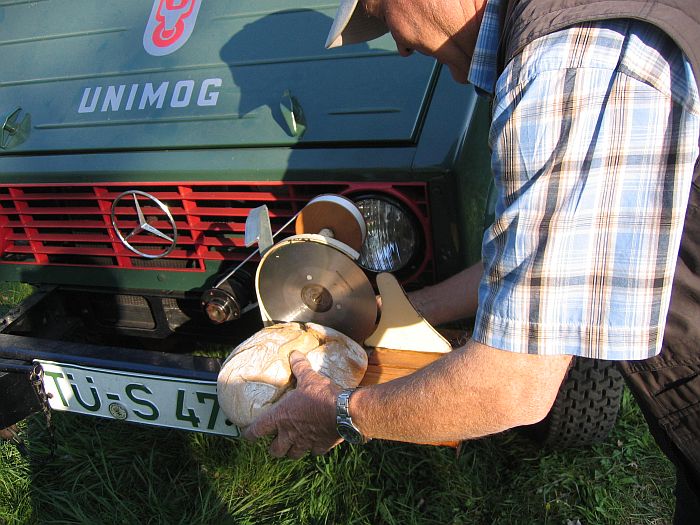 UNIMOG hilft bei Brotzeit.jpg