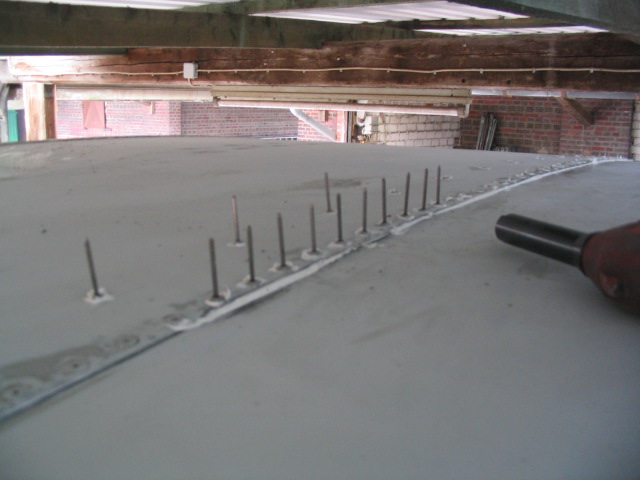 Das undichte Dach muÃŸte dringend Ã¼berarbeitet werden. Voraussetzung fÃ¼r den weiteren Ausbau. Ca. 150 neue Nieten haben hier ihren neuen Platz gefunden.
