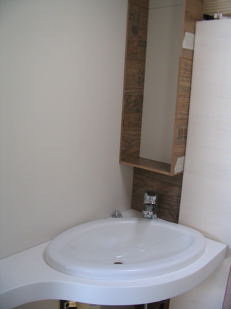 Der Waschtisch. Der Schrank darÃ¼ber bekommt noch zwei BÃ¶den und eine TÃ¼r.