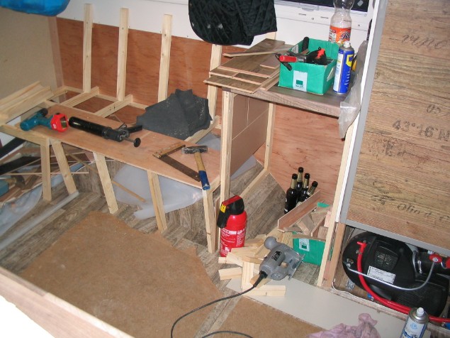 Die Sitzbank entsteht, rechts davon ein Schrank. Der wird mit drei SchubkÃ¤sten bestÃ¼ckt.