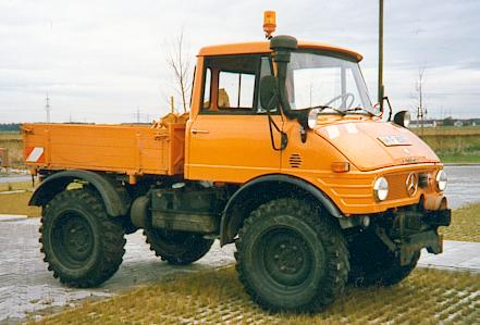 Altes Bild von 1986 zeigt unseren Unimog in der urspr. Ausstattung mit Frontplatte. Die Rundumleuchte fehlt heute