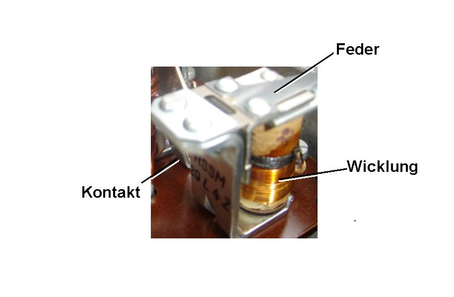 Spannungsregler.<br />Die Kontakte von Spannungs- und Stromregler liegen innen zwischen deren Spulen