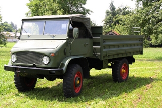 Mit Verdeck und Pritsche