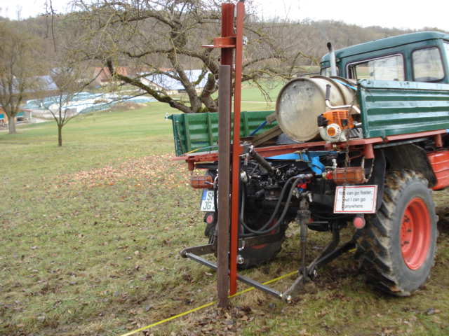 Pfahl angesetzt und Unimog in Position gebracht