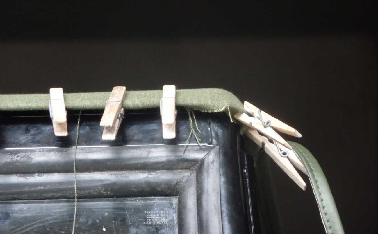 Wascheklupperl im Einsatz - beim Verkleben des neuen Verdecks auf dem neu lackierten Querspriegel