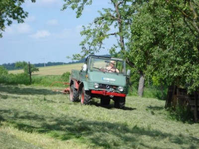 421 mit Stoll UM410 in der Streuobstwiese