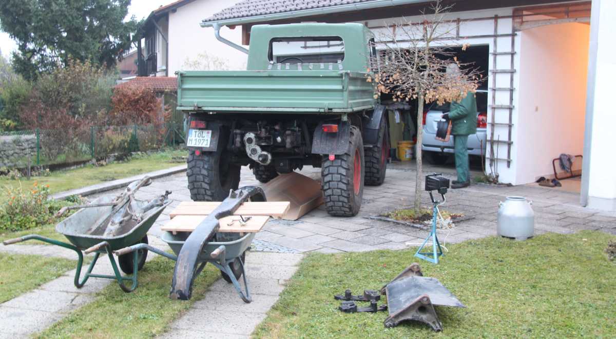 Jetzt der "richtig" erste Unimog - Es wird noch vor der elterlichen Garage geschraubt