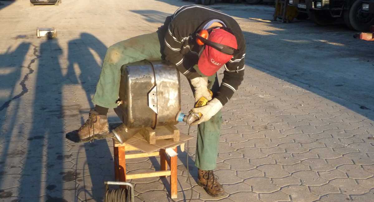 Schleifen ist staubig, laut und die Beinfixierung unbequem, aber schließlich soll der Tank keine unnötigen Dellen oder Kratzer bekommen!