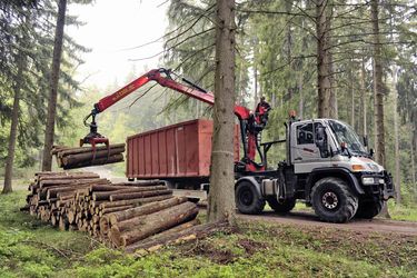 Unimog U 400,<br />4,2 l Diesel,<br />130 kW (177 PS)<br /><br />Gruß<br />Sebastian T.