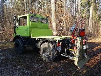 Unimog_im_Forst.jpg