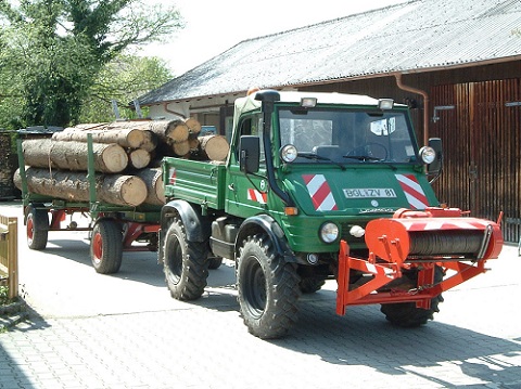 Unimog_421_Langholzanhänger.jpg