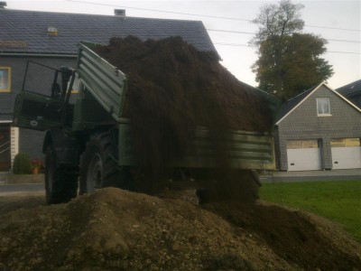 ...und bei mir neben dem Carport zur Profilierung der Böschung angefüllt